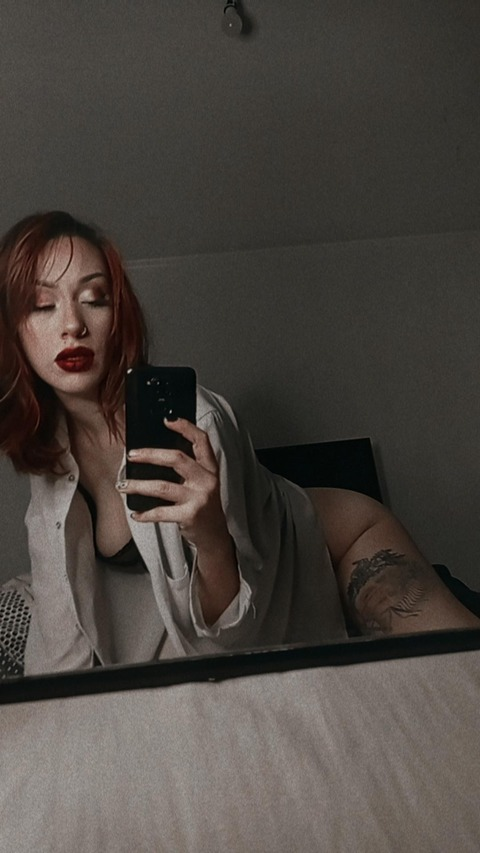 Header of lailavelvet