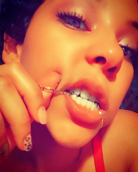 Header of queeenn_riahh