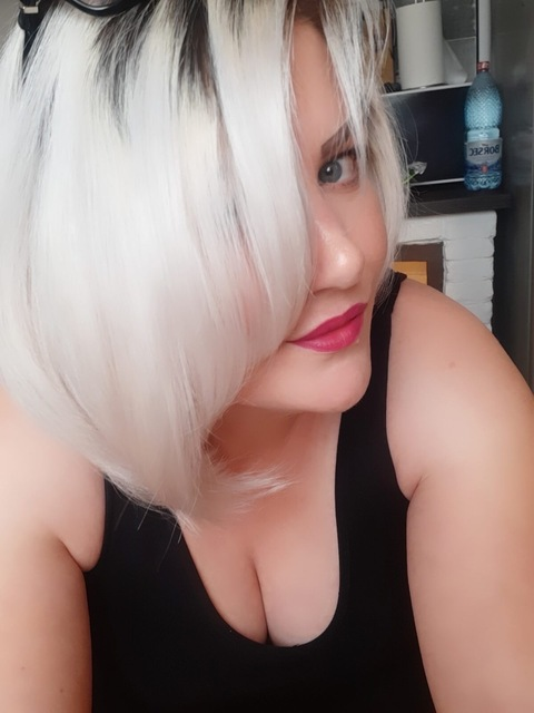 Header of romanianblondie